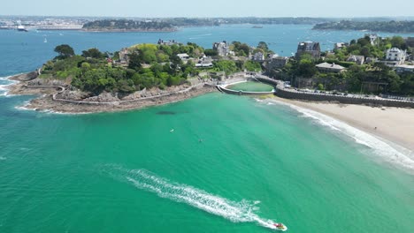 Dinard-Frankreich-Direkt-Am-Meer-Mit-Großen-Häusern-Drohne,-Luftaufnahme