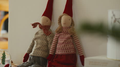 muñecas nisse escandinavas tradicionales con trajes festivos