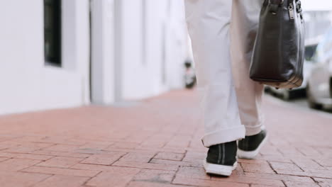 piernas, zapatos y caminar con bolsa y viajar