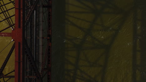 Reflektierende-Wasseroberfläche-Mit-Subtilen-Wellen-Unterhalb-Der-Delta-Regional-Bridge-In-West-Memphis