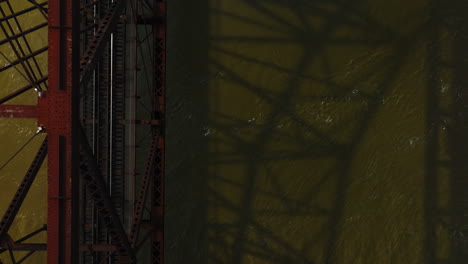 superficie de agua reflectante con ondulaciones sutiles debajo del puente regional del delta en west memphis