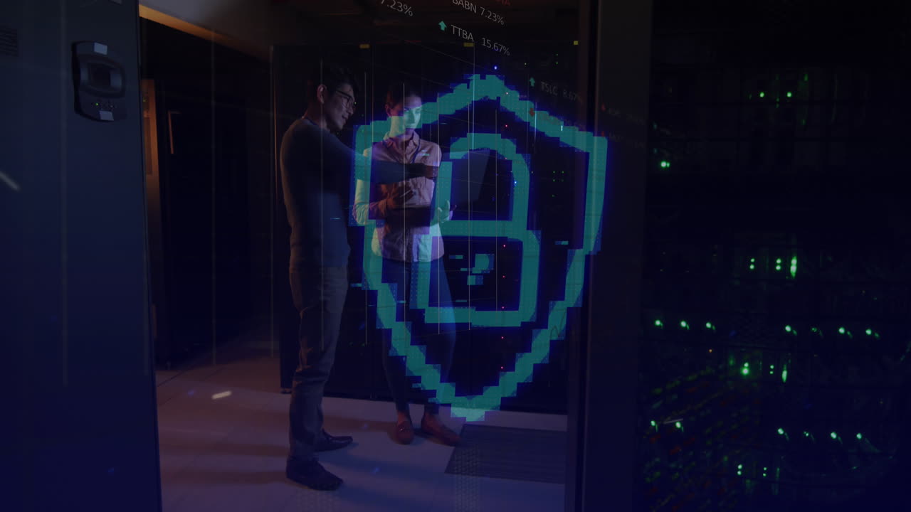 animazione del lucchetto su diversi ingegneri it femminili e maschili da server computerizzati