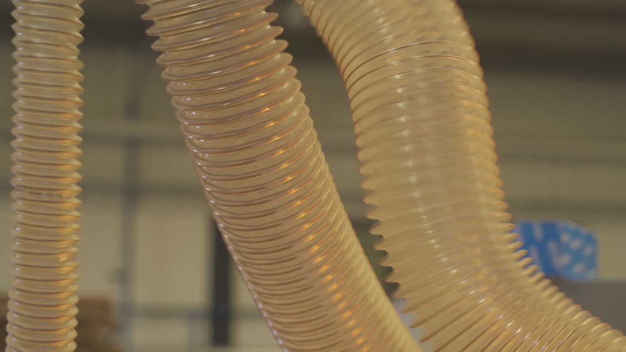 靠近四條彈性管道,用於工業提取,在工廠工作