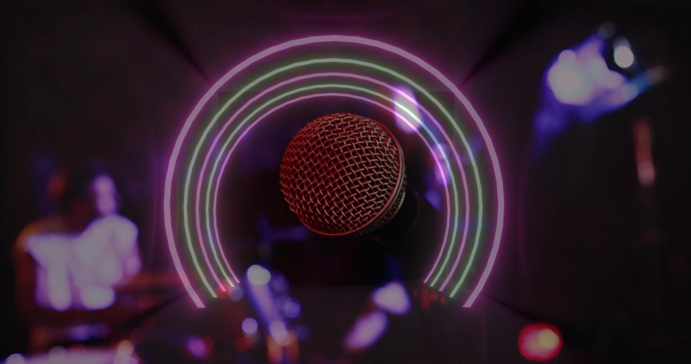 Band che suona su un palco di un club, il ritmo della musica attiva anelli al neon intorno al microfono, evidenziando la voce.