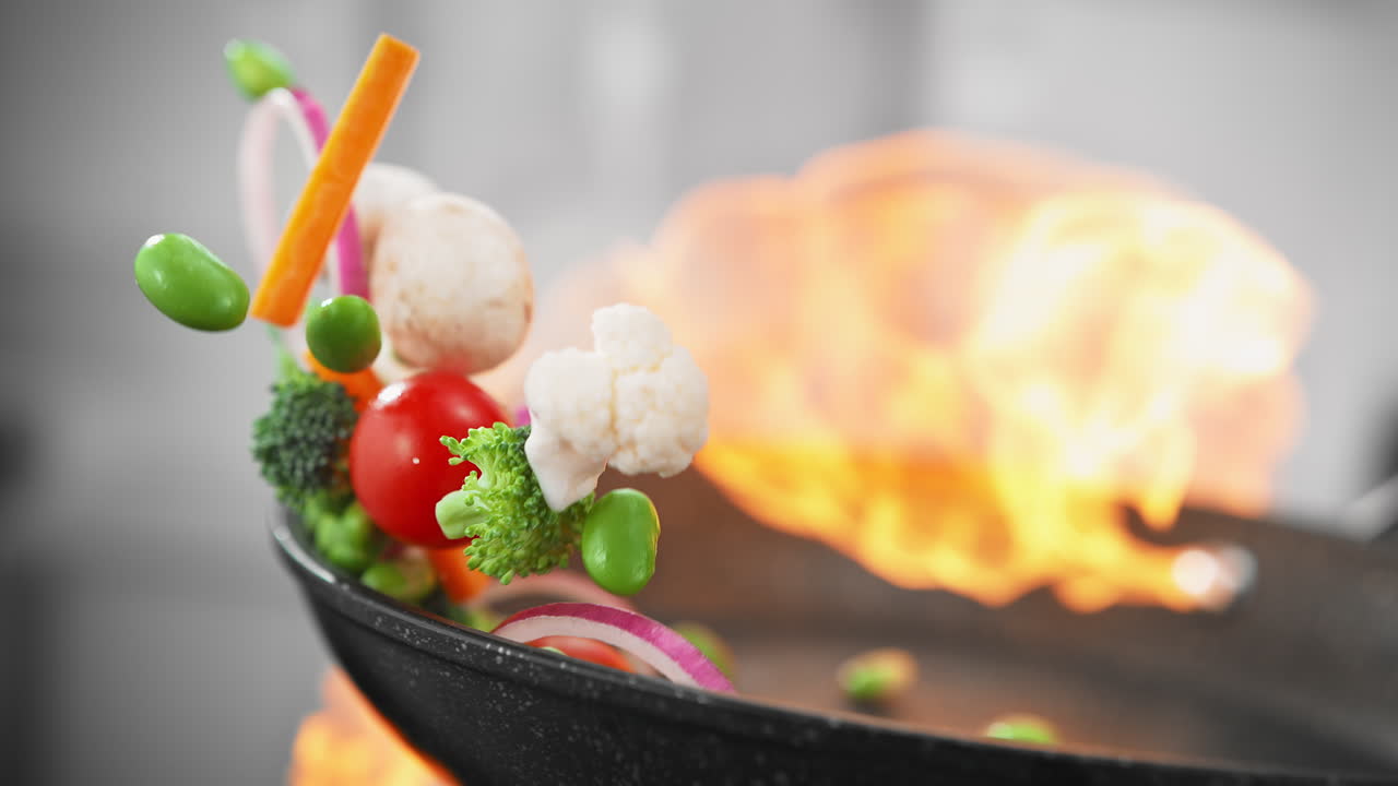 저녁 식사 - 채소와 함께 버섯을 스로우 모션으로 불 위에 비에 던집니다.