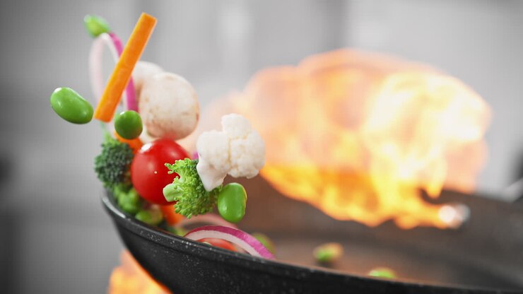 cocinar la cena - setas con verduras lanzadas en una sartén sobre el fuego en cámara lenta