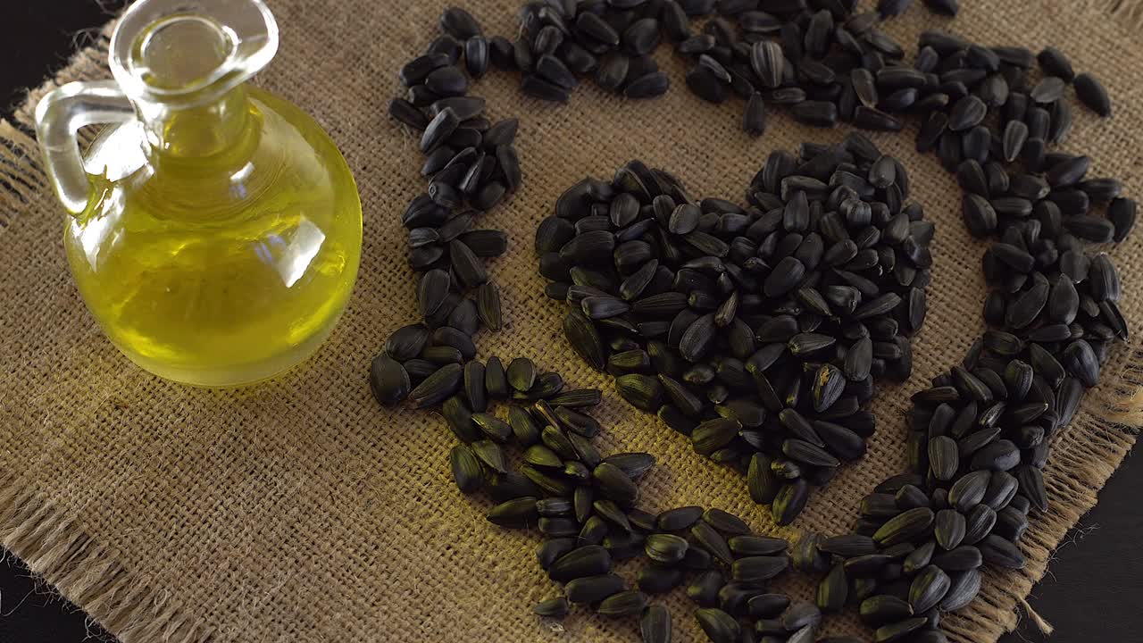 태양꽃 씨과 기름을 가까이 어보세요.