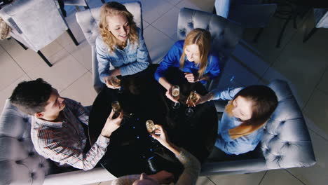 vista superior de un grupo de jóvenes que se divierten en una mesa en el club