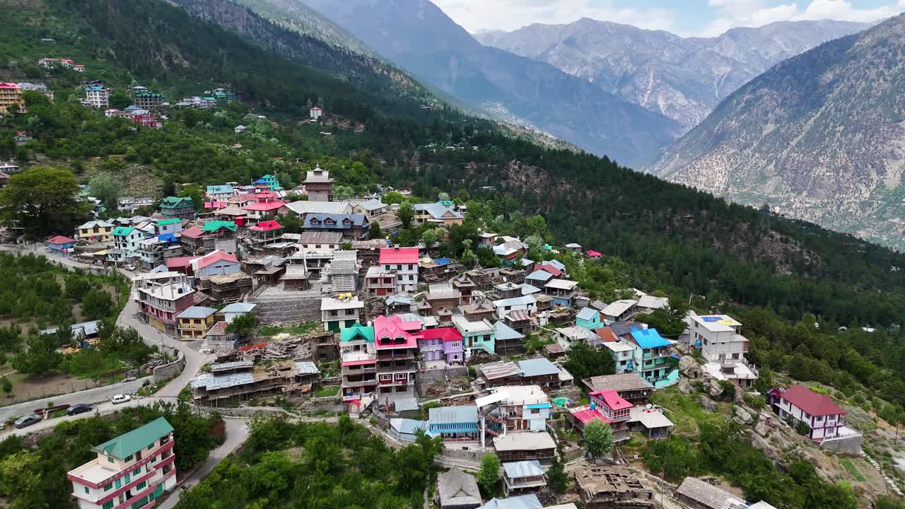 una toma aérea del amanecer sobre kalpa, iluminando los picos de kinner kailash en luz dorada.