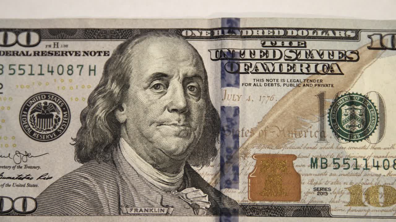 Nota de cem dólares americanos. Close-up da moeda dos EUA, divisa americana. Frente da nota de 100 dólares