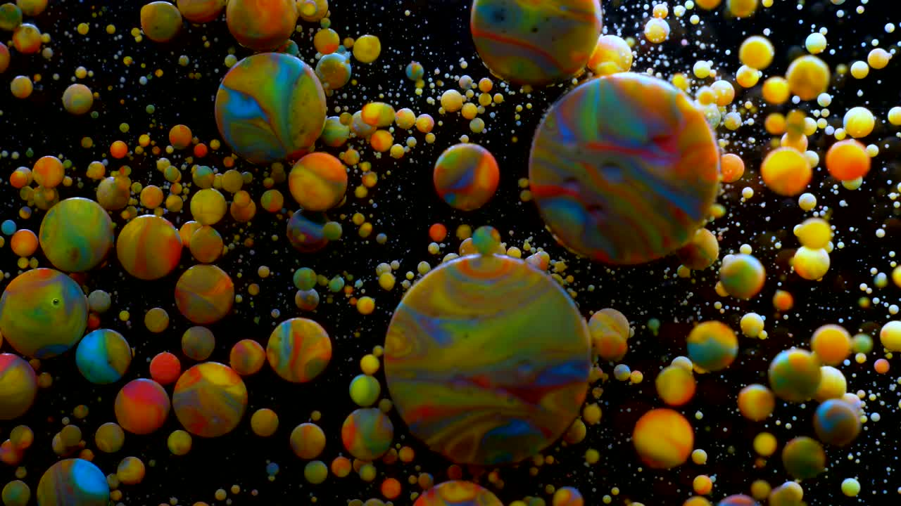 movimiento lento colores brillantes burbujas de aceite hermosa superficie de pintura color universo movimiento de primer plano multicolor. pintura acrílica. superficie fantástica. abstracto pintura colorida estructura fantástica burbujas coloridas