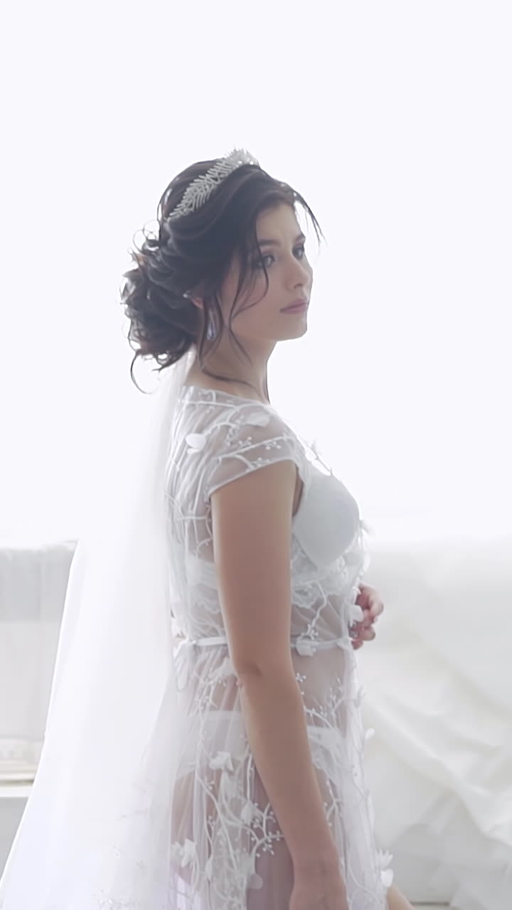 Sposa curvy in abito da sposa.