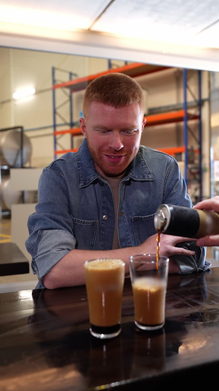 Uomo che versa il caffè in un bicchiere