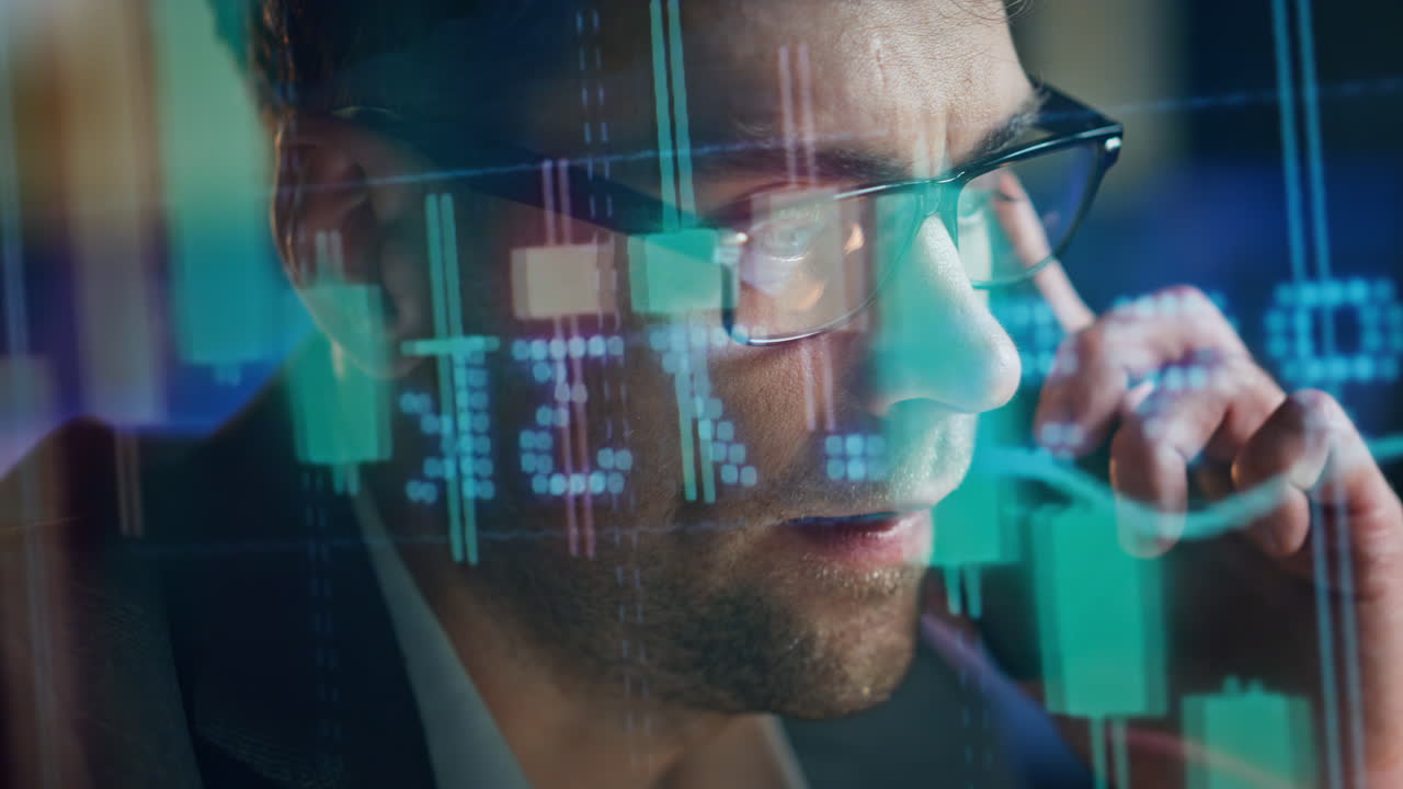 gerente de finanzas hablando teléfono inteligente en las ventas holograma de primer plano. ocupado comerciante trabajo