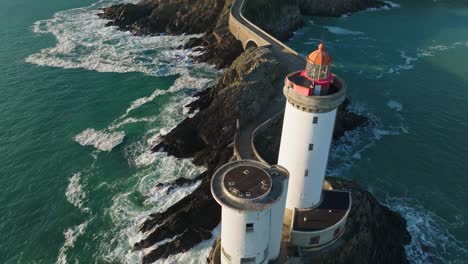 Ein-Mann,-Der-Bei-Sonnenuntergang-Mit-Dem-Fahrrad-Den-Weg-Des-Phare-Du-Petit-In-Der-Bretagne,-Frankreich-Entlang-Fährt