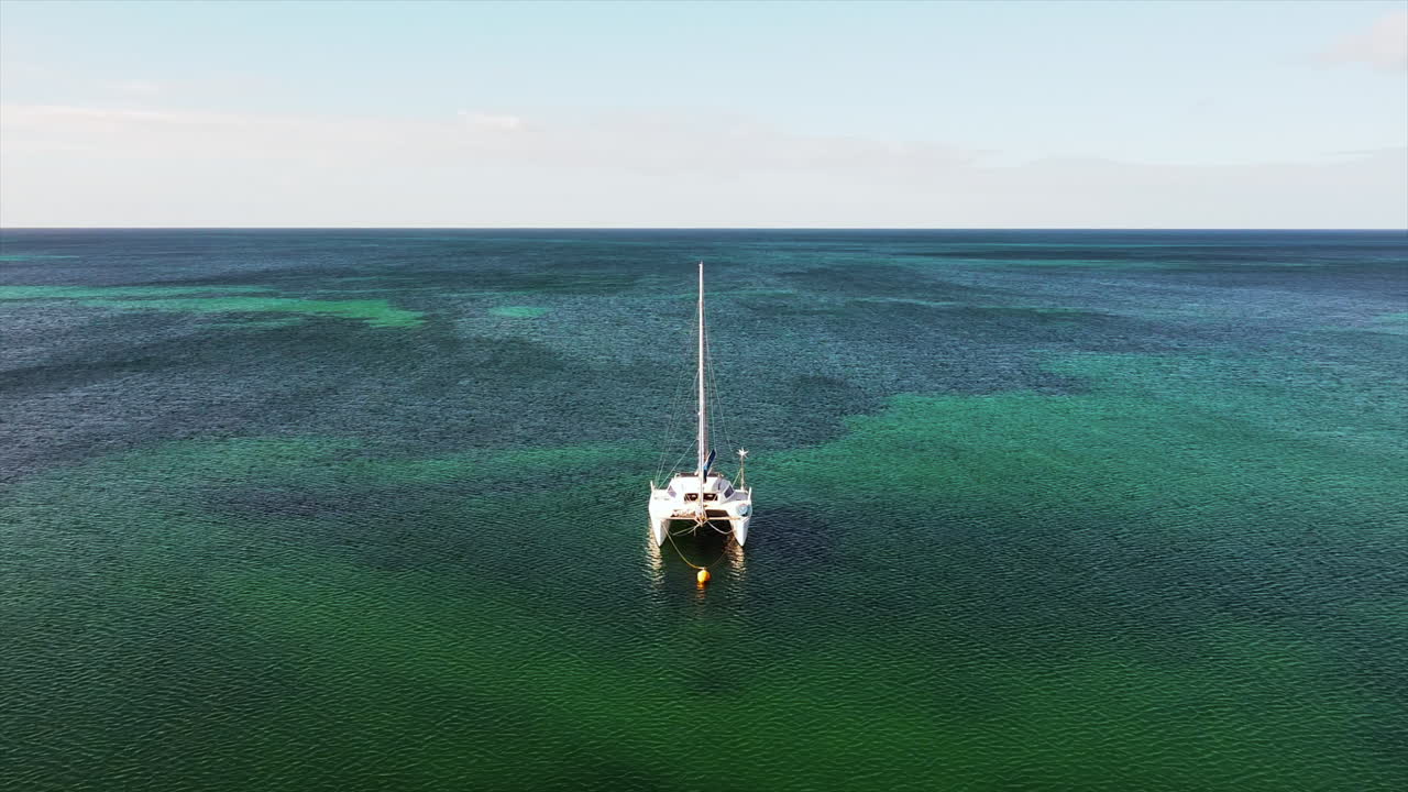 vista aérea del velero anclado en las aguas cristalinas del océano