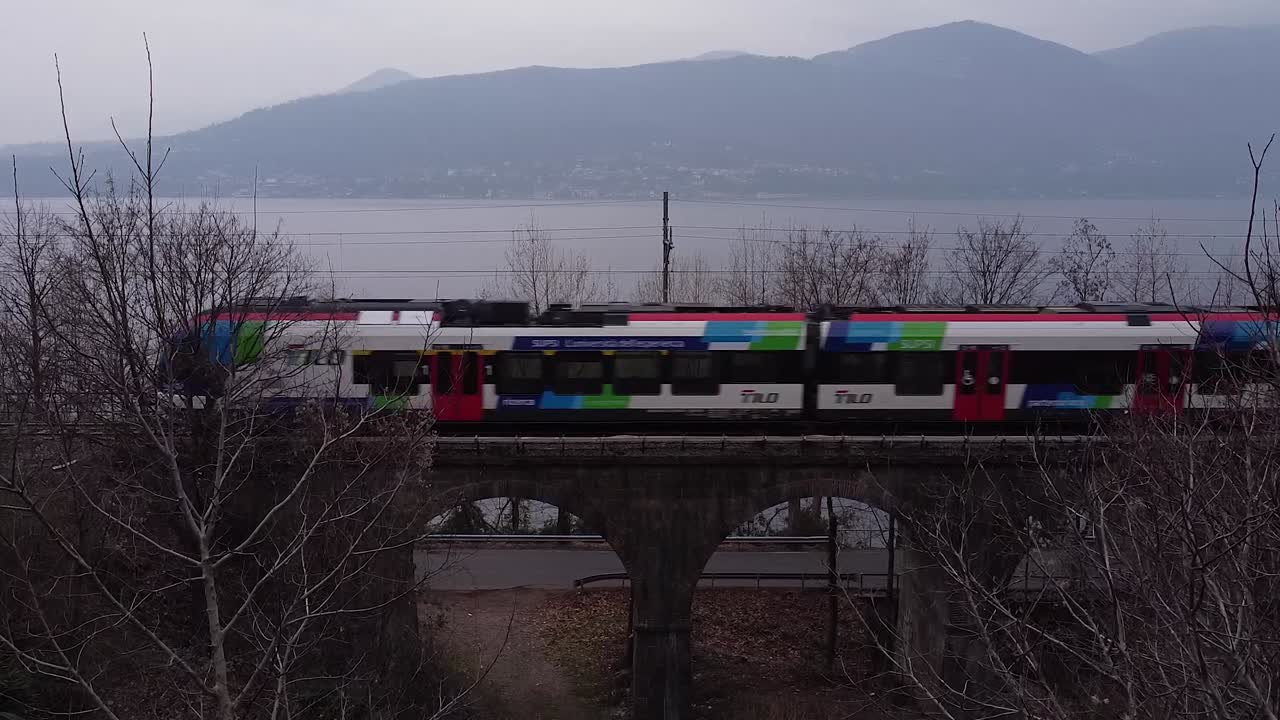 여객 열차는 마조레 호수 근처의 철도를 통과합니다.