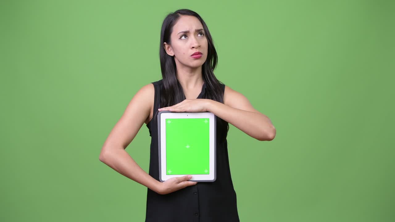 젊은 아름다운 아시아 사업가 여성이 디지털 태블릿을 보여줍니다.