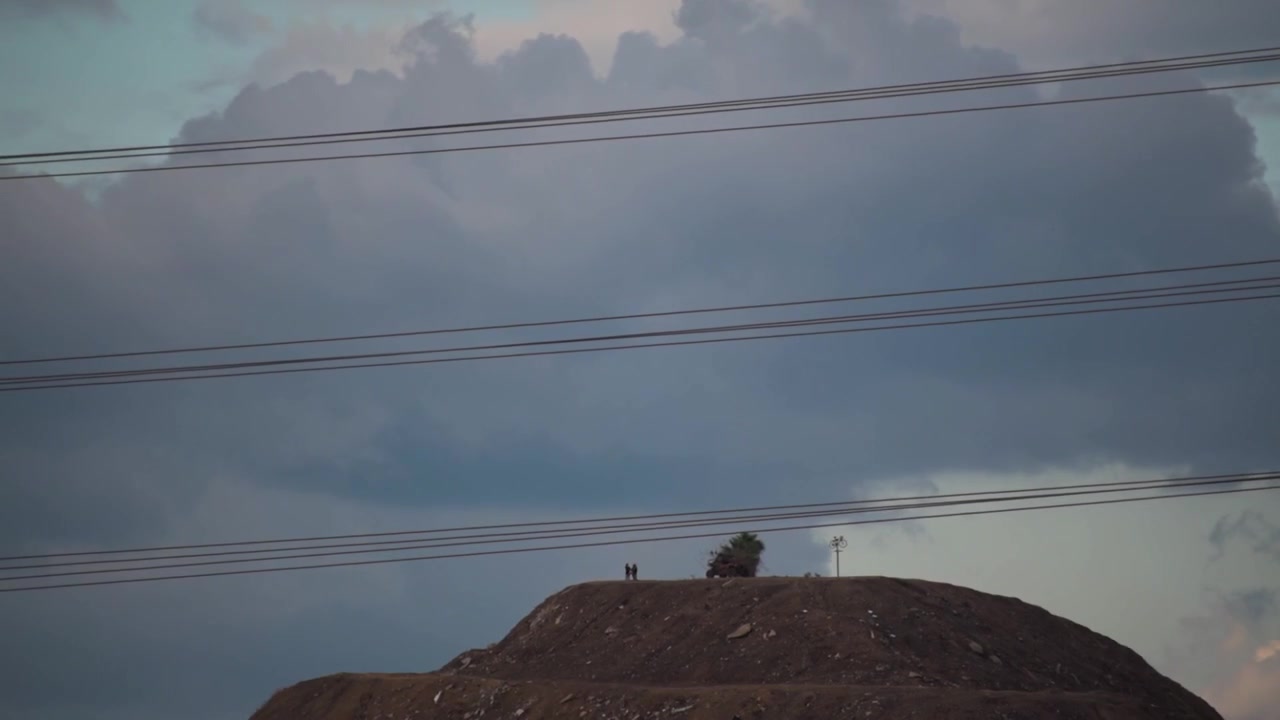 Nuvole sopra la collina, time-lapse con zoom