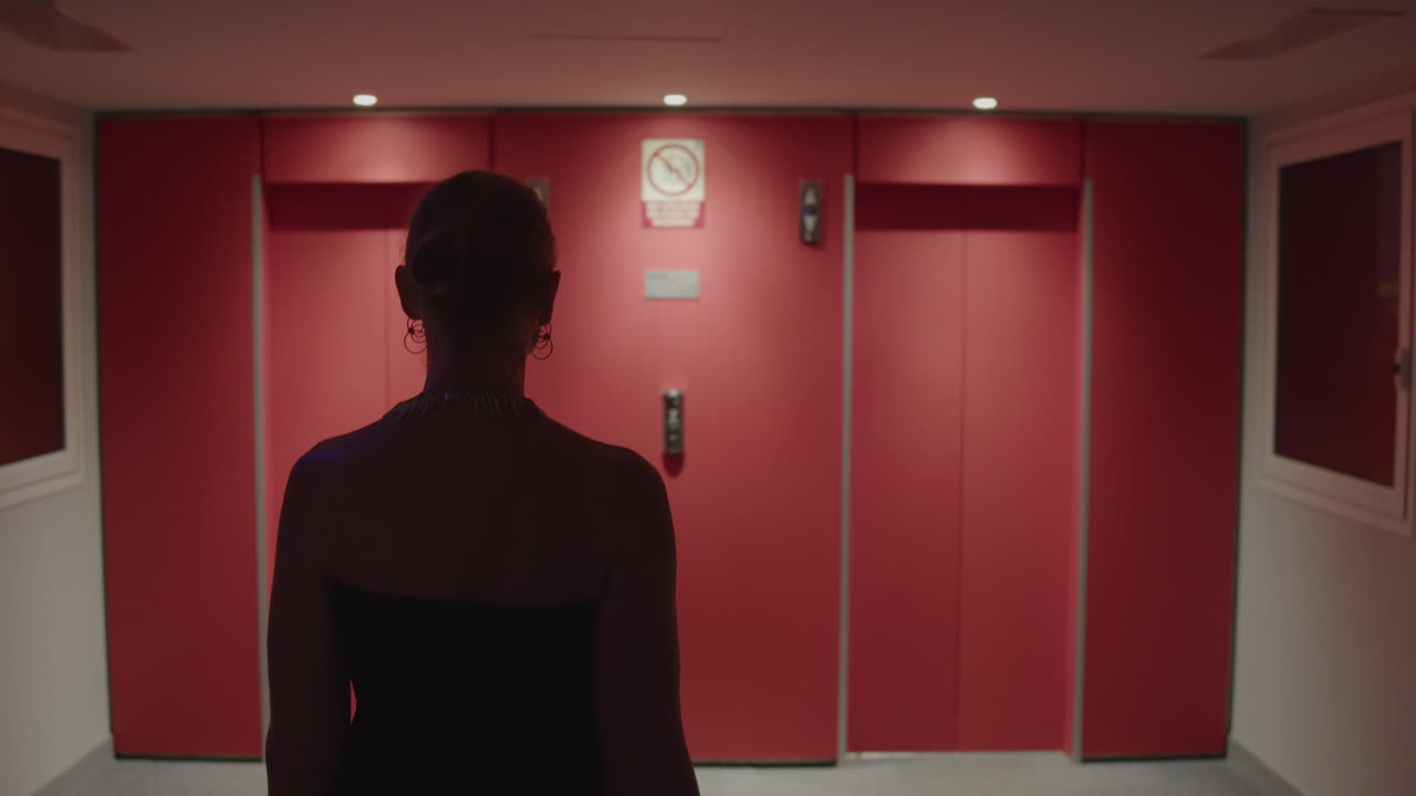 엘리베이터를 기다리는 여자