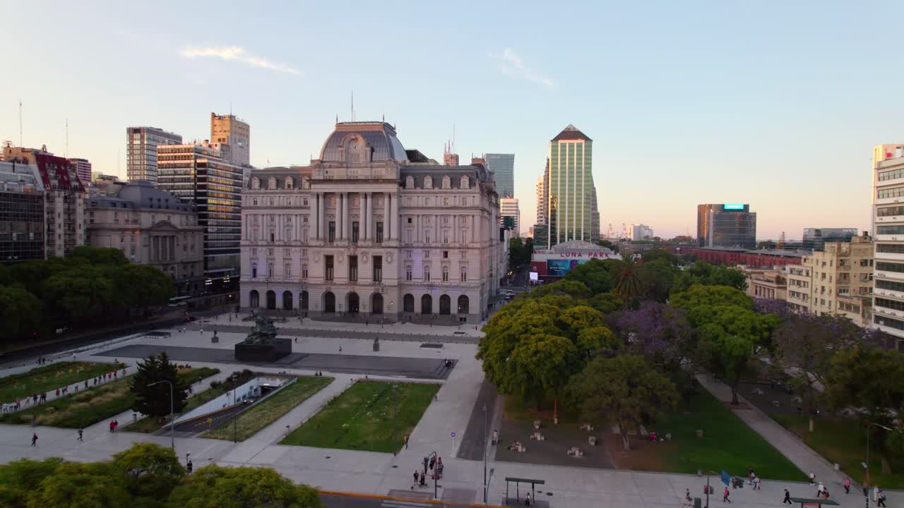 vista aerea estableciendo el microcentro de buenos aires con gente caminando libremente, frente al centro cultural kirchner
