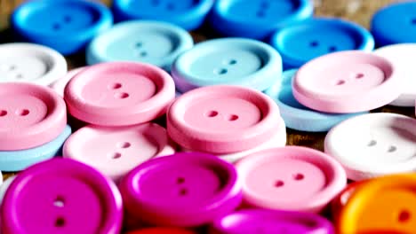 redondeo de botones de alta costura coloridos, botones de todos los colores de alta moda para coser en la ropa.