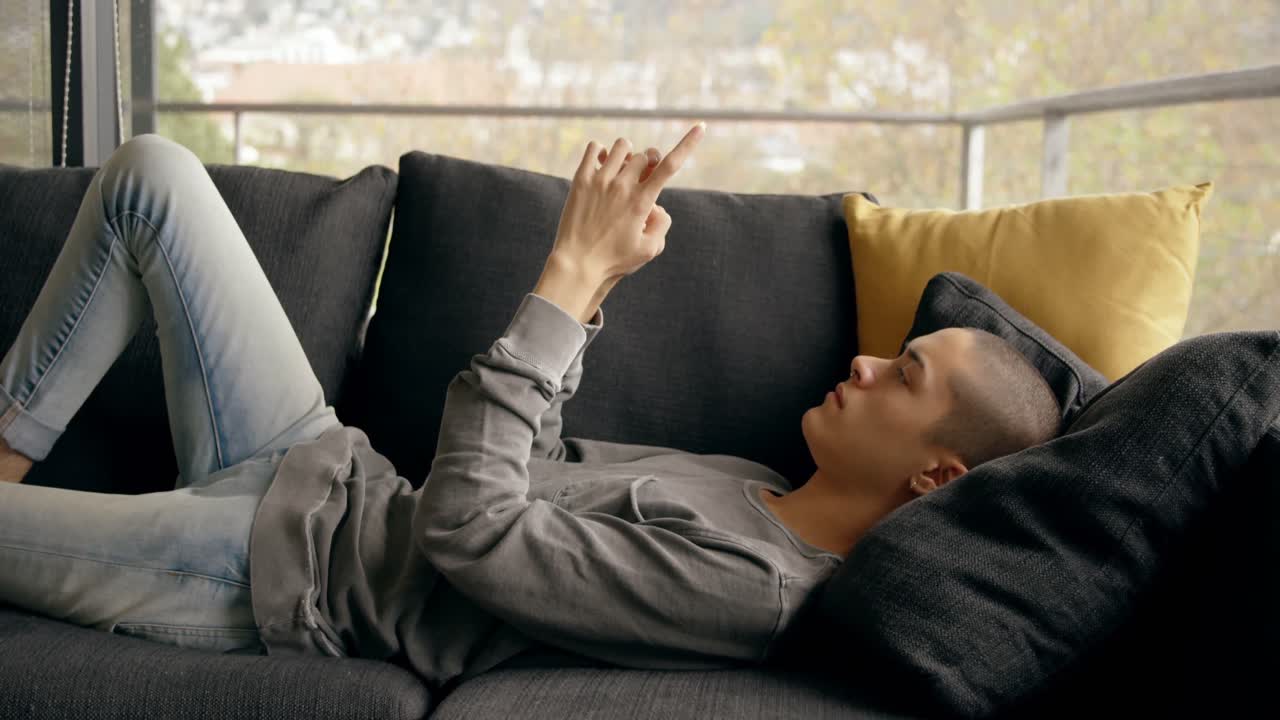 집에서 휴대폰을 사용하는 젊은 남자 4k