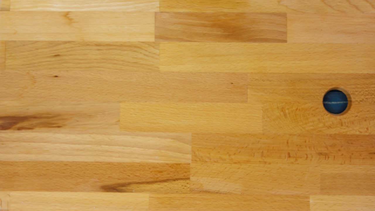 detención del movimiento de la berenjena con rebanadas en fondo de madera. lapso de tiempo de una berenjena. vista de cerca