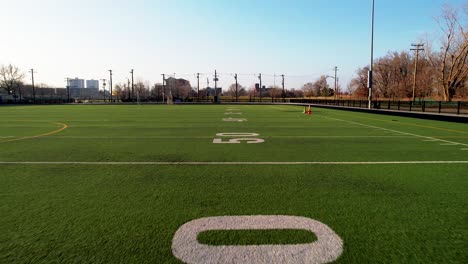 drone de bajo vuelo sobre números de campo de fútbol y fútbol