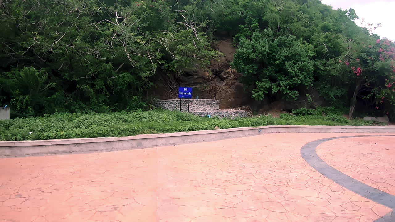 태국을 타고 둘러보고 있습니다.