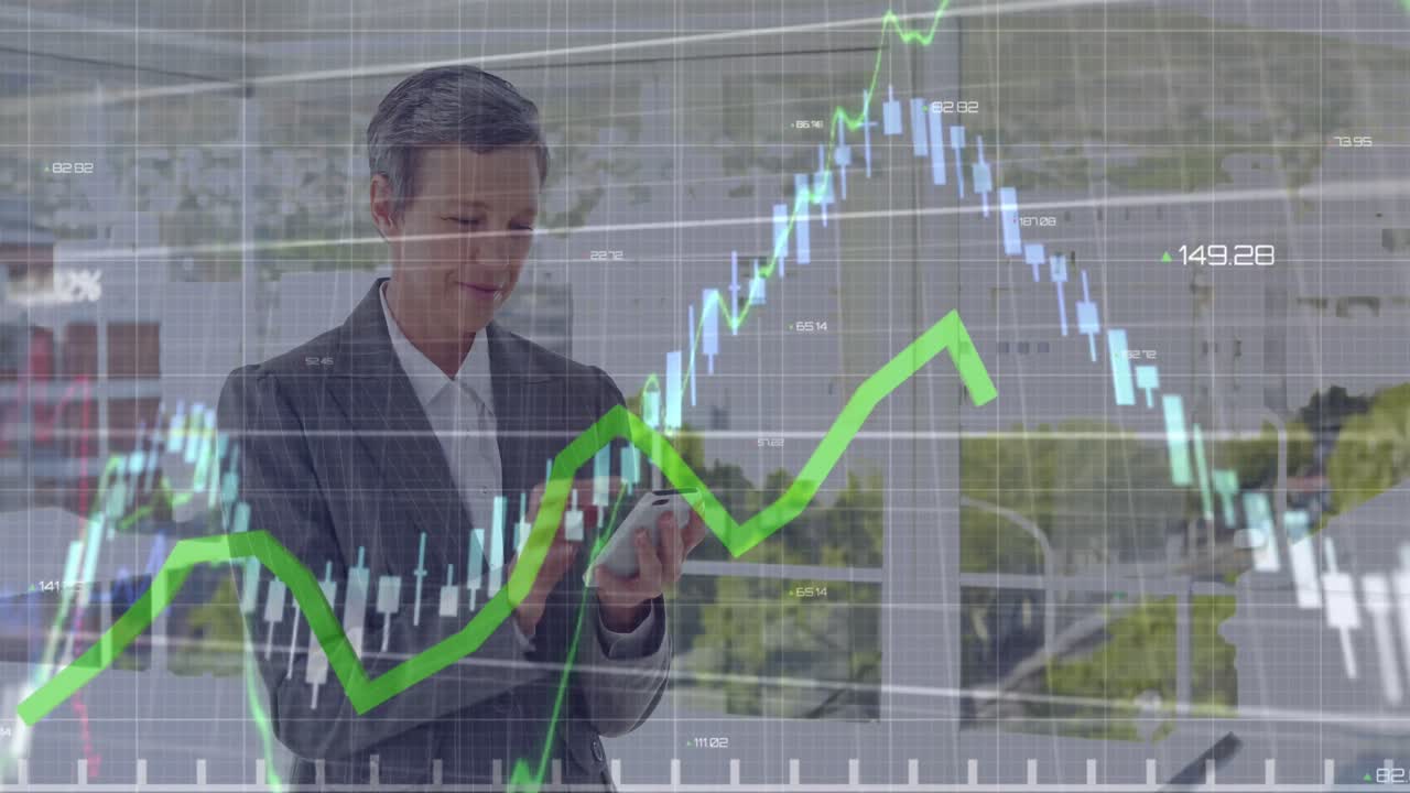 animación del procesamiento de datos estadísticos sobre una mujer de negocios caucásica usando un teléfono inteligente.