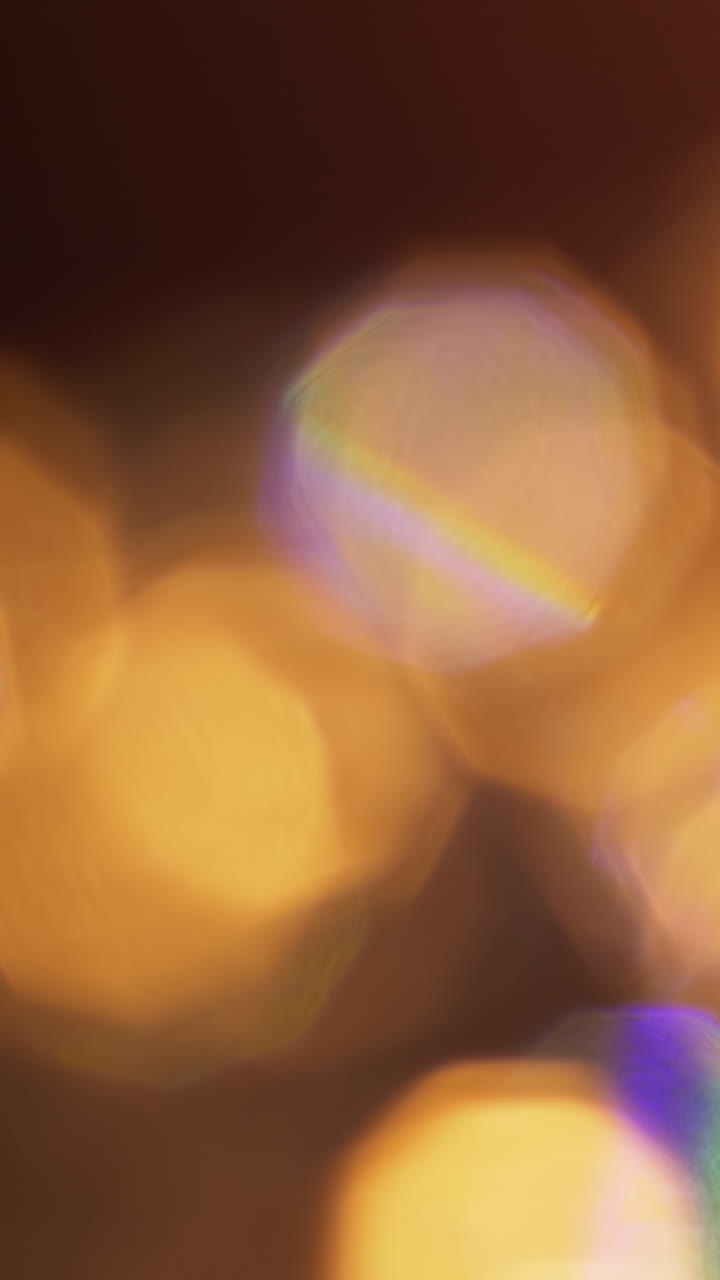Sovrapposizione di sfondo con fughe di luce dorate calde e bokeh