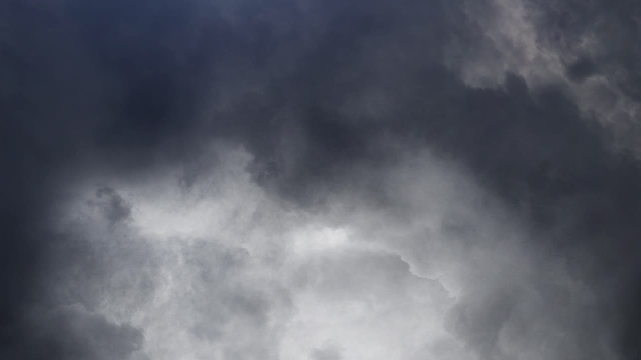 volando a través de nubes cumulonimbus grises con tormenta en el cielo