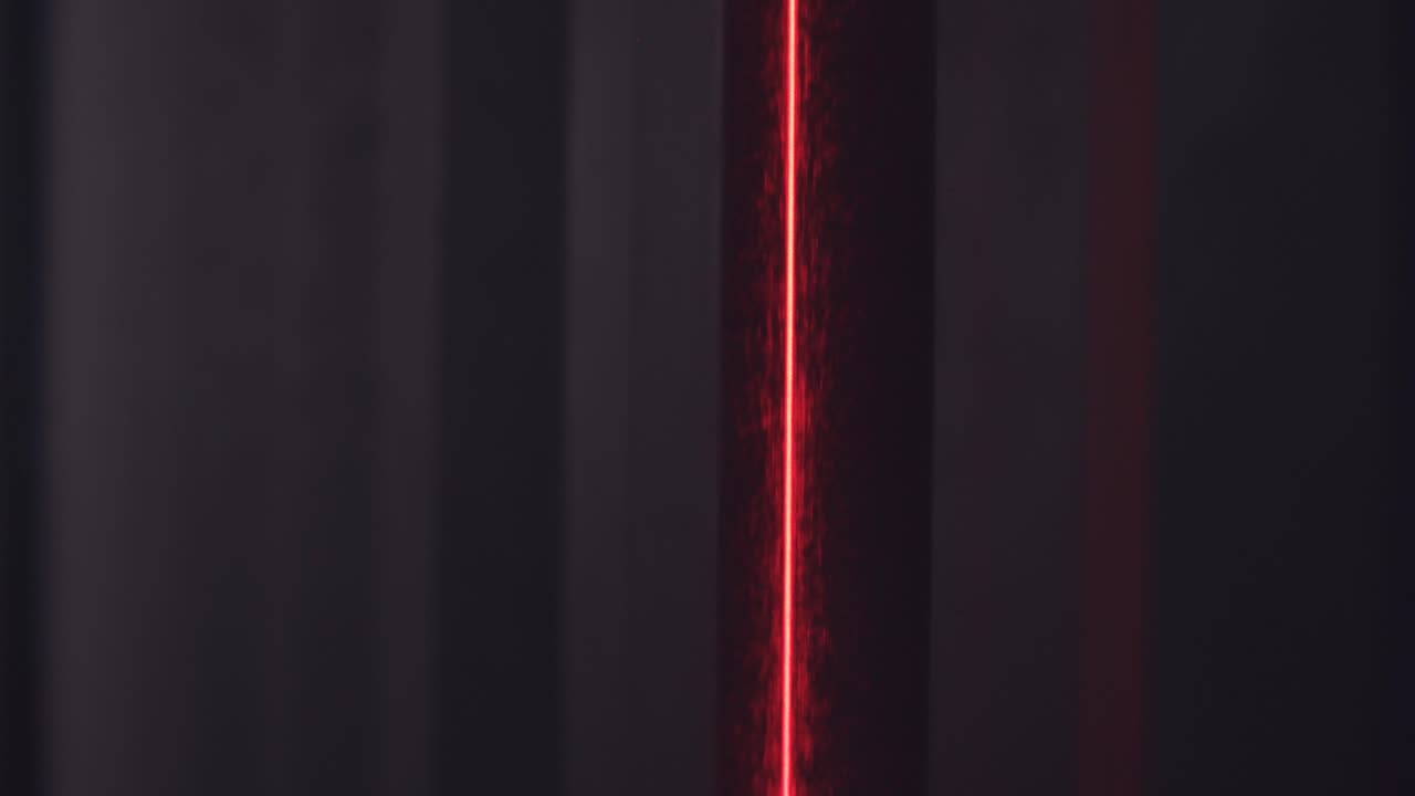 rayo láser rojo a través de las cortinas