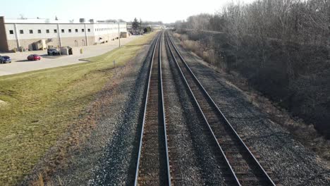 Vista-En-Primera-Persona-De-Las-Vías-Del-Tren,-Siga-Hacia-Arriba-Para-Una-Vista-Más-Grande