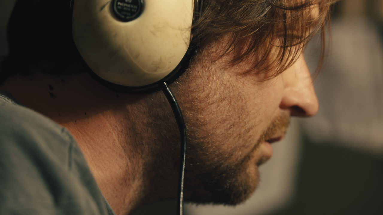 el hombre trabaja frenéticamente con los auriculares puestos