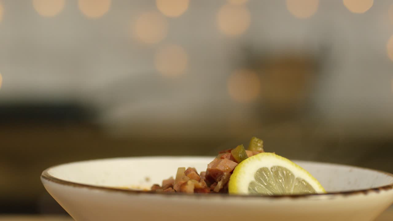 mano apuntando a un cuenco de sopa caliente