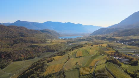 Toma-Aérea-De-Drones-Del-Hermoso-Mar-Lago-Di-Caldaro-En-Tirol-Del-Sur-De-Italia-En-Otoño,-Otoño