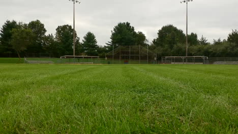 campo de béisbol - entrada rodante desde los jardines