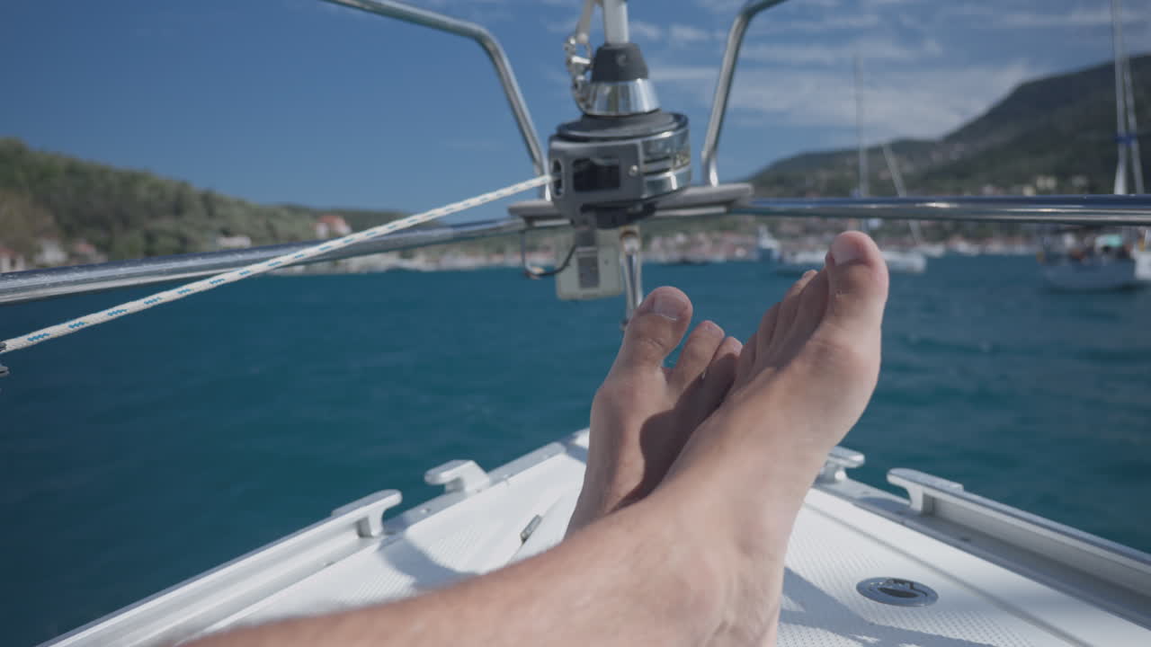 LEFKADA, GRECIA - 11 DE AGOSTO DE 2025: vista desde un yate en el mar en Lefkada, Grecia