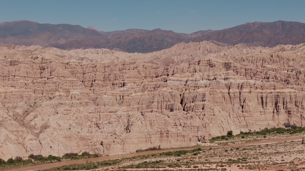 красота и величие потрясающих гор анд, виденных с дрона на северо-востоке аргентины