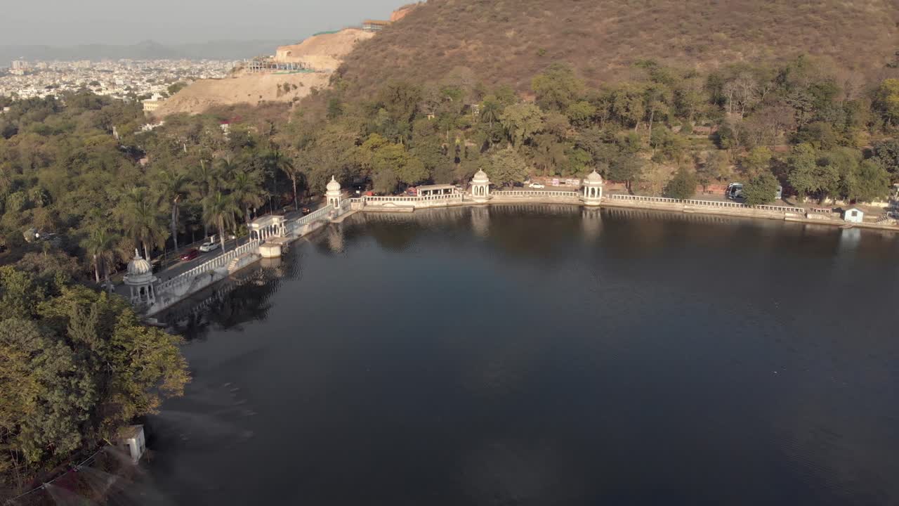 banco pichola del lago udaipur rodeado por una presa de piedra en rajasthan, india - toma panorámica aérea