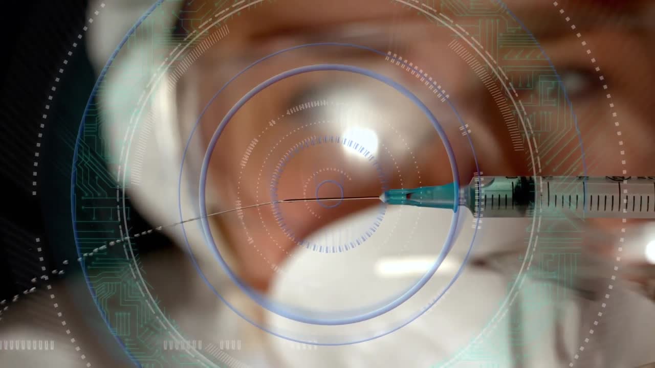 animación del procesamiento de datos sobre un científico que sostiene una jeringa con vacunación
