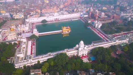 Der-Goldene-Tempel,-Auch-Bekannt-Als-Harimandir-Sahib,-Luftaufnahme-Von-DJI-Mini3Pro-Drone