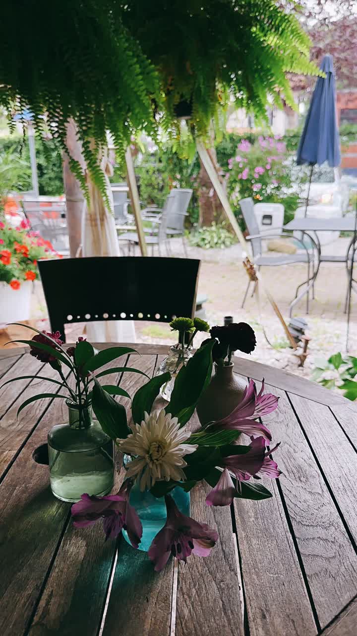 꽃으로 된 야외 타이오 테이블 장식