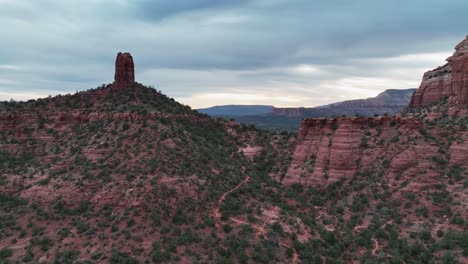 green shrubs and red rock mountains in sedona, arizona