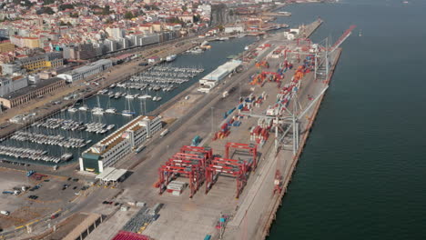 Vista-Aérea-De-Contenedores-De-Carga-En-El-Puerto-De-Carga-Industrial-Junto-Al-Mar-Cerca-Del-Centro-De-La-Ciudad-De-Lisboa,-Portugal