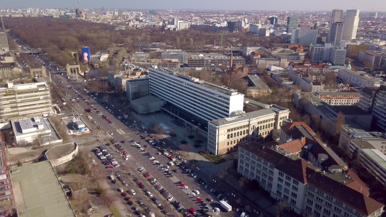 vuelo de drones sobre el campus de la universidad técnica de berlín con vista al tiergarten, bahnhof zoo, straße des 17