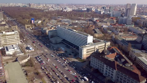 Vuelo-De-Drones-Sobre-El-Campus-De-La-Universidad-Técnica-De-Berlín-Con-Vista-Al-Tiergarten,-Bahnhof-Zoo,-Straße-Des-17