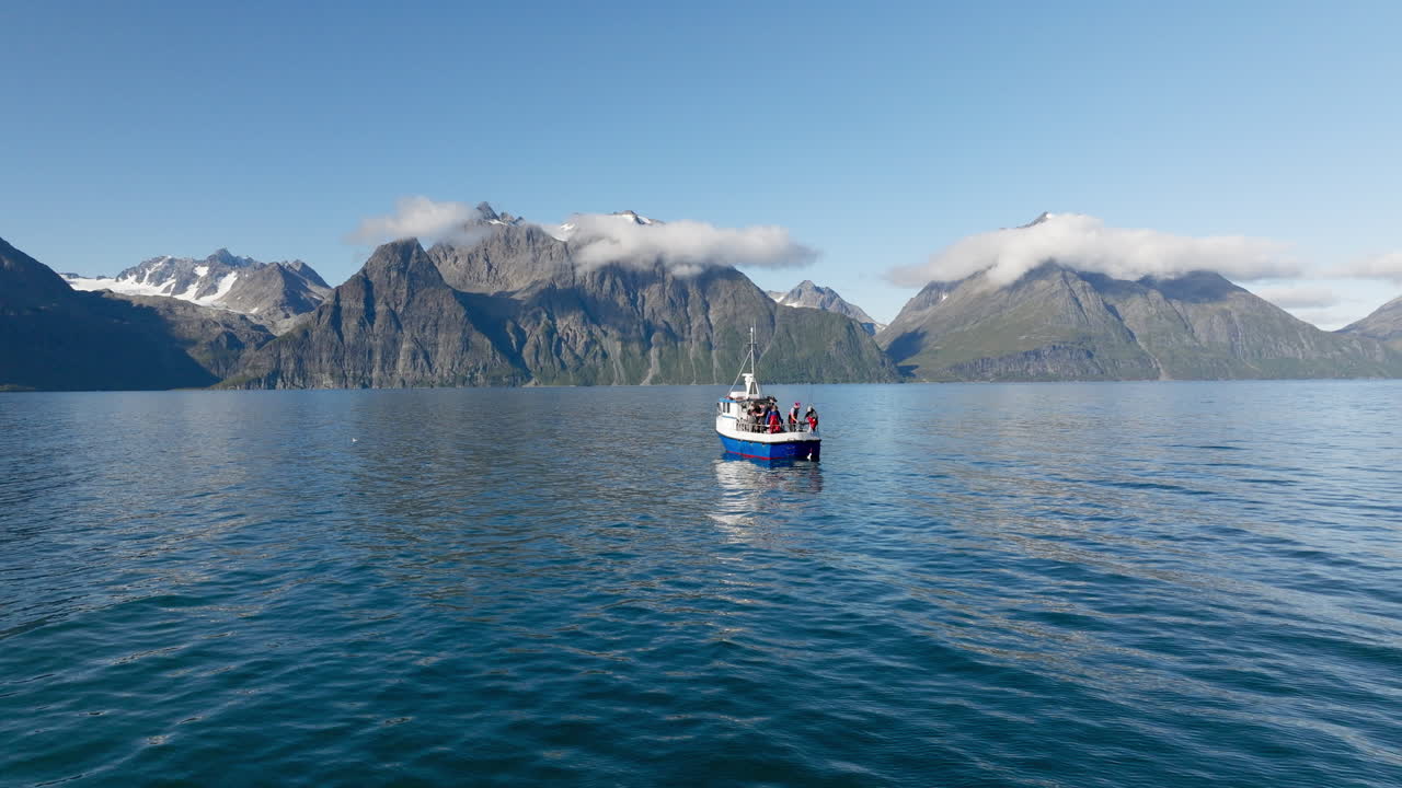 북극에서 물고기를 잡는 어선의 어부들 - 린겐 피오르드, 노르웨이